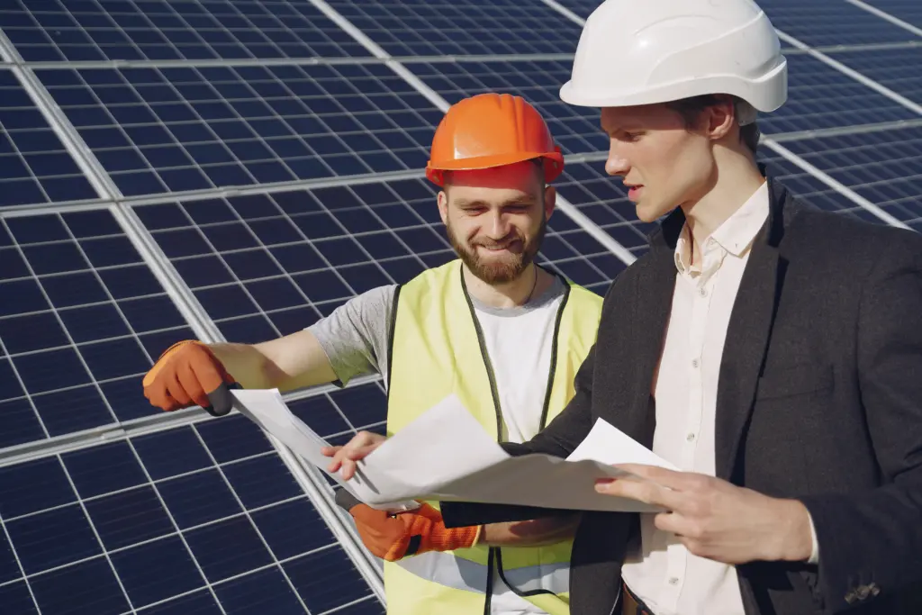 A technician and an entrepreneur collaborate at a photovoltaic power station.